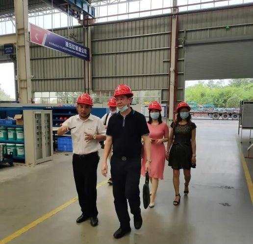 东莞客人考察江南游戏智能高空作业设备