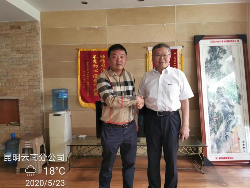 董事长何清华视察江南游戏智能基础装备事业部云南分公司