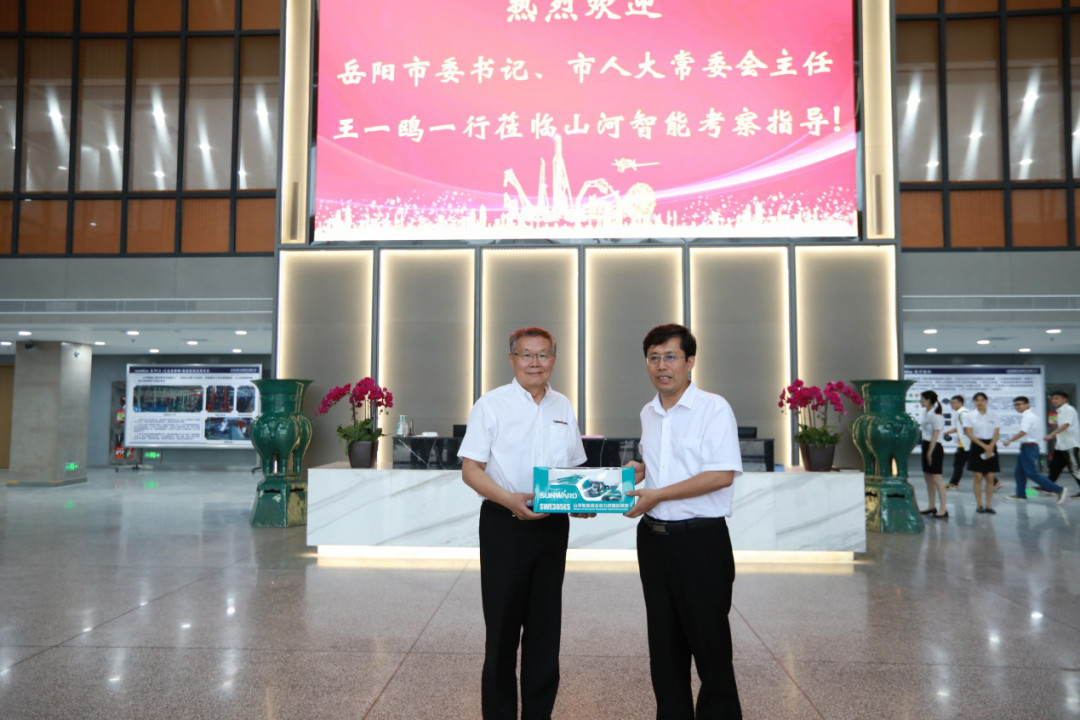 岳阳市委书记王一鸥带队调研江南游戏智能