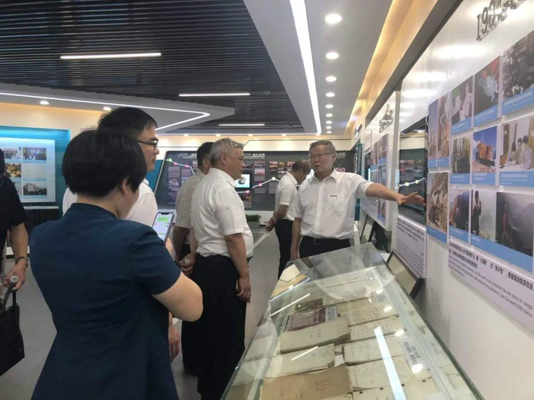 湖南黄金集团董事长黄启富一行考察江南游戏智能