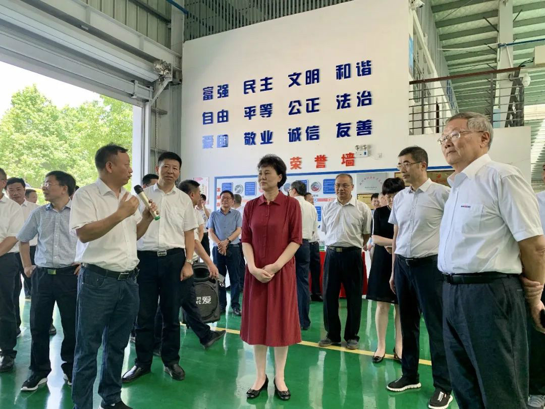 省委常委、统战部部长黄兰香考察调研江南游戏科技