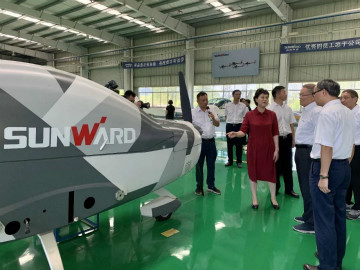 省委常委、统战部部长黄兰香考察调研江南游戏科技