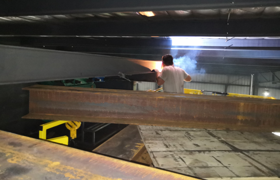 威武！大气！稳定！江南游戏智能越野剪叉式高空作业平台解客户难题