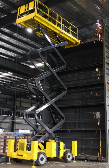 威武！大气！稳定！江南游戏智能越野剪叉式高空作业平台解客户难题