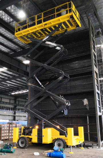 威武！大气！稳定！江南游戏智能越野剪叉式高空作业平台解客户难题