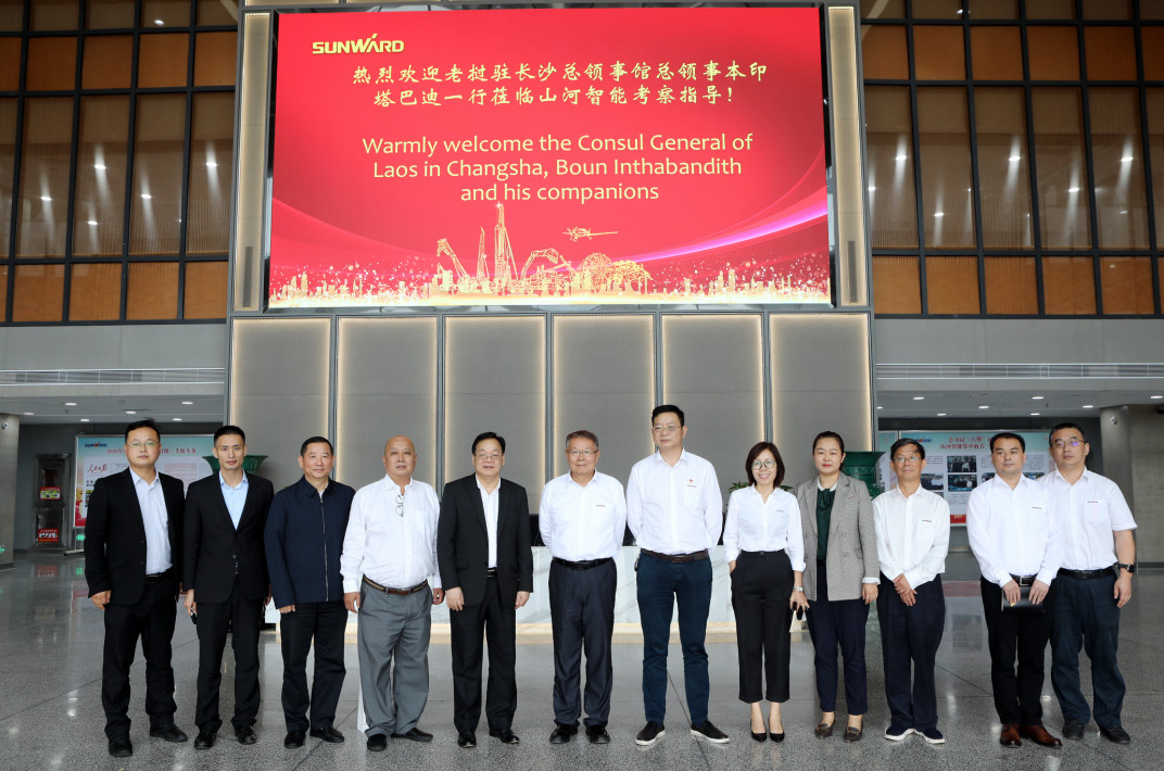 老挝长沙总领事本·印塔巴迪考察江南游戏智能