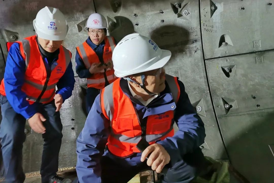 何清华亲临中铁江南游戏盾构施工项目指导工作