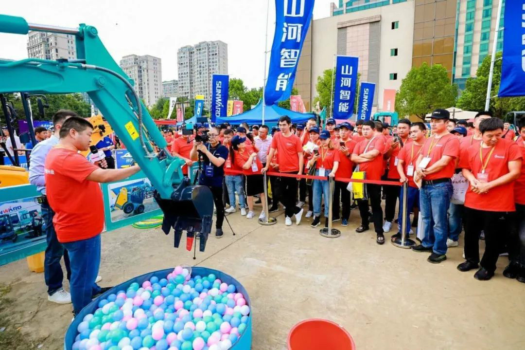 2020全球微挖大会 江南游戏智能精品微挖赢得满堂彩