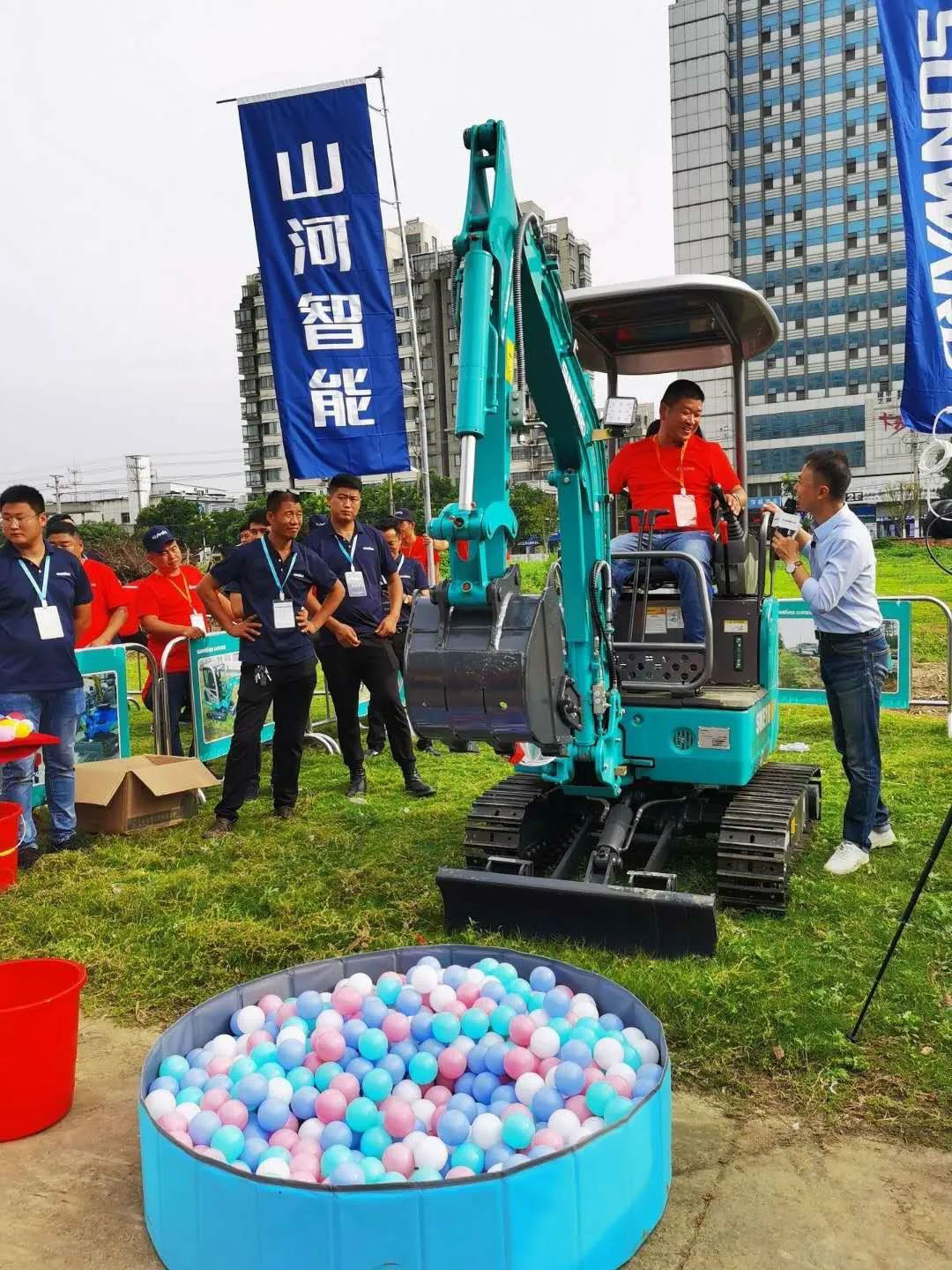 2020全球微挖大会 江南游戏智能精品微挖赢得满堂彩