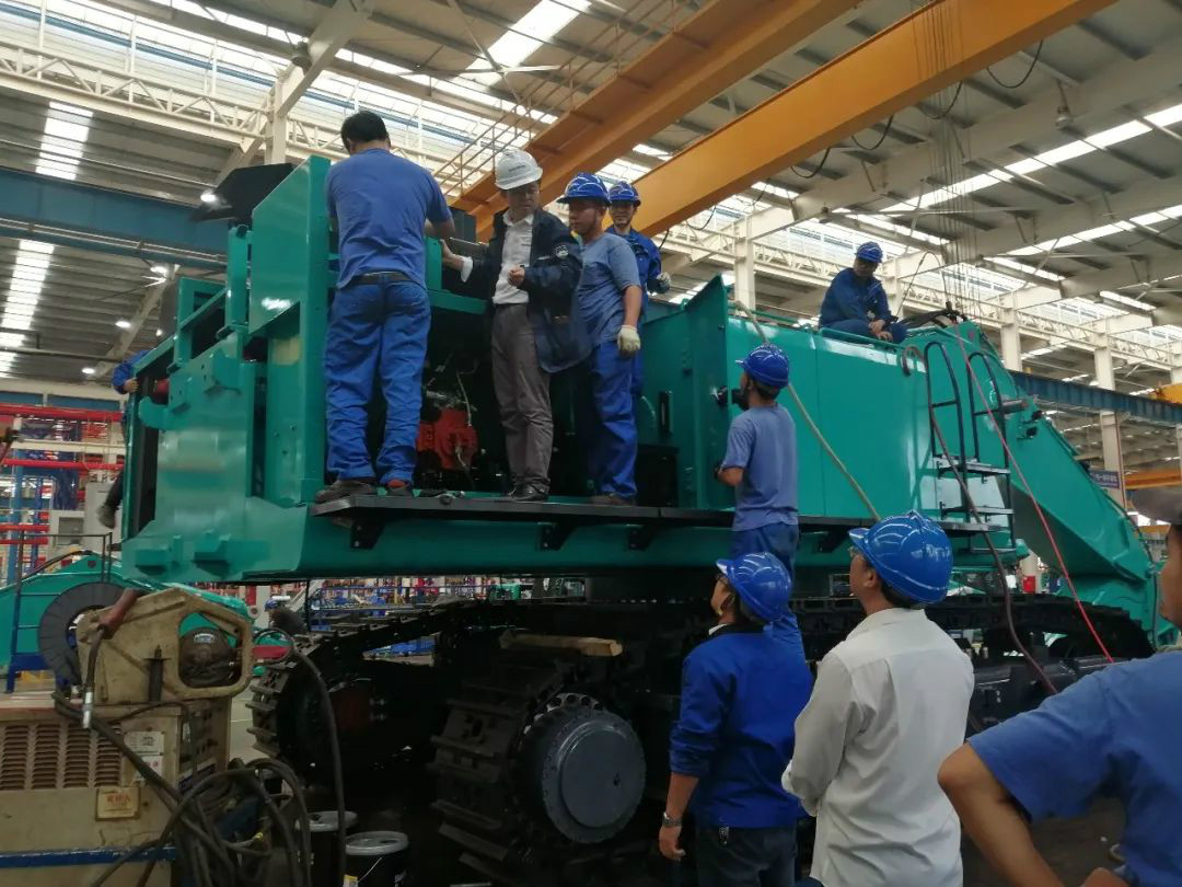 创新再出成果！江南游戏智能超大型履带式液压挖掘机下线