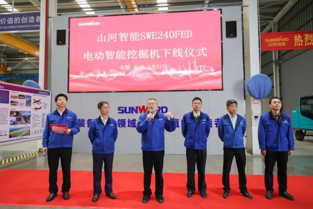 全国首台！江南游戏智能SWE240FED电动智能挖掘机下线