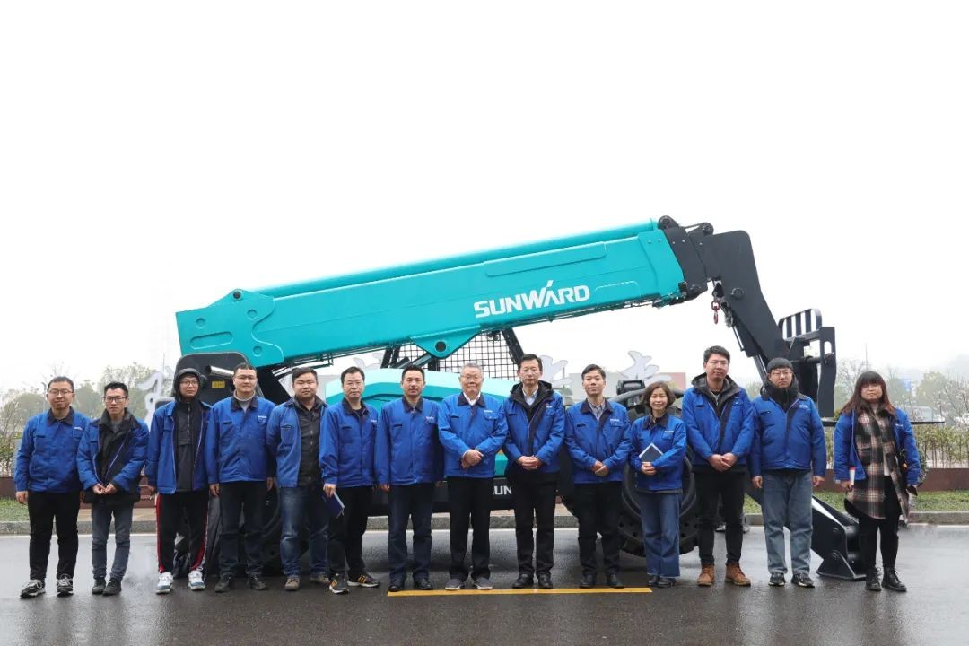 江南游戏智能SWTH1056伸缩臂叉装车新机下线