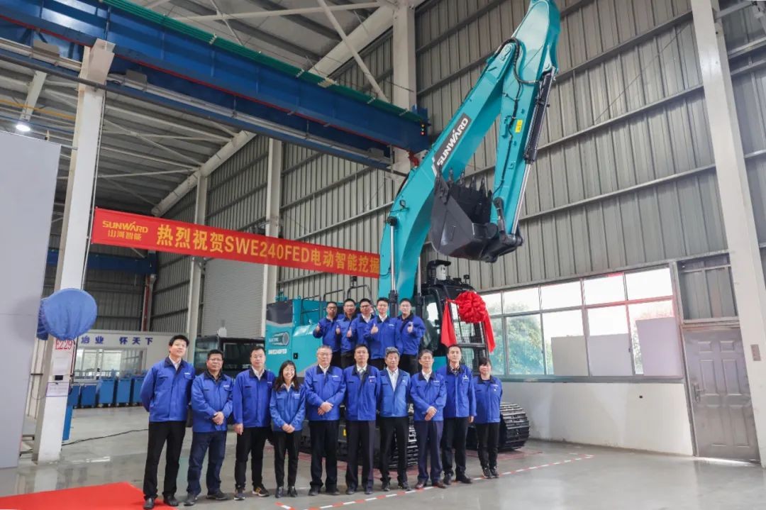 全国首台！江南游戏智能SWE240FED电动智能挖掘机下线