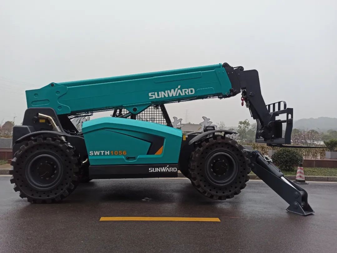 江南游戏智能SWTH1056伸缩臂叉装车新机下线