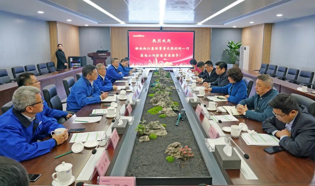 湘江集团党委书记张利刚率队考察江南游戏智能