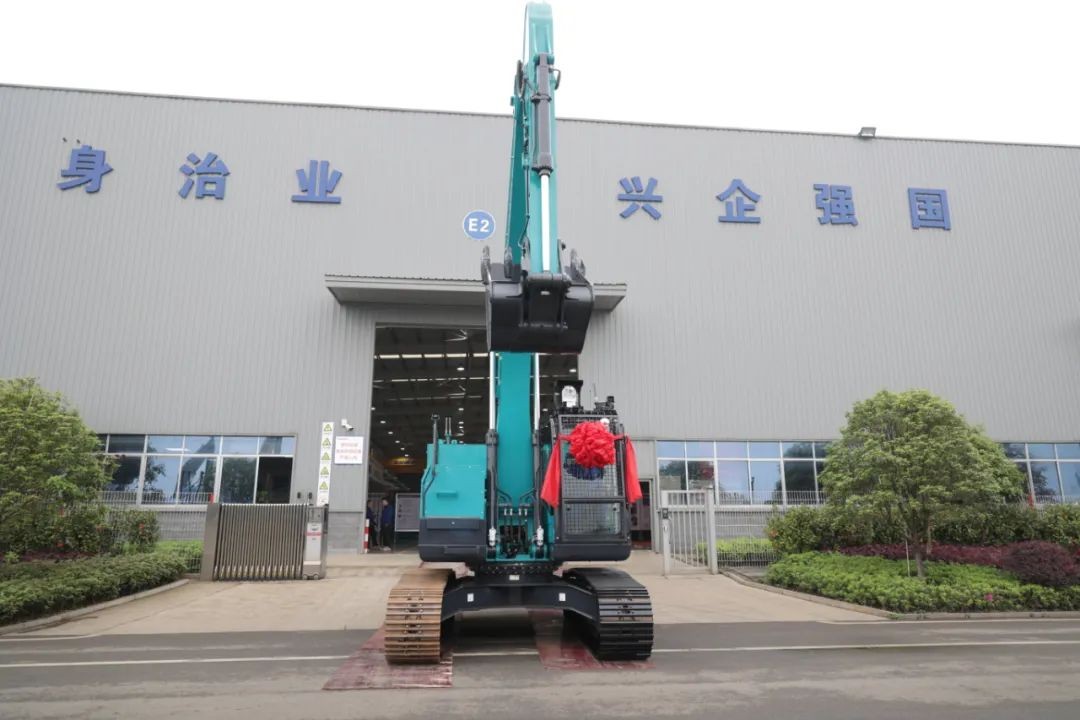 全国首台！江南游戏智能SWE240FED电动智能挖掘机下线