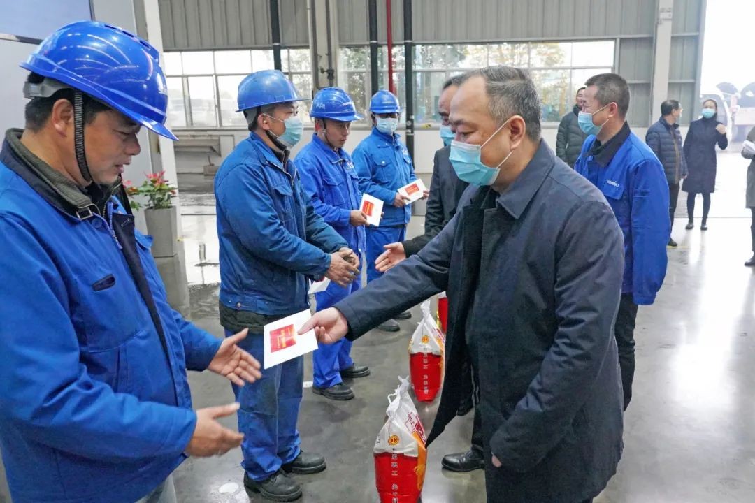 张庆红慰问江南游戏智能困难党员