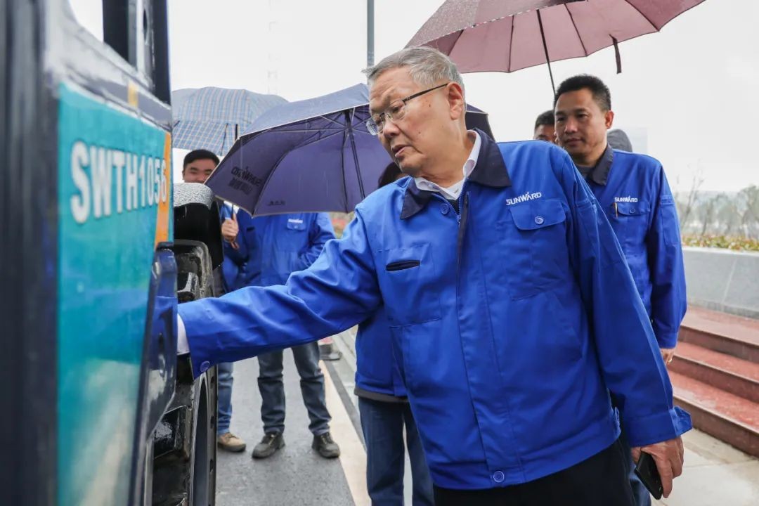 江南游戏智能SWTH1056伸缩臂叉装车新机下线