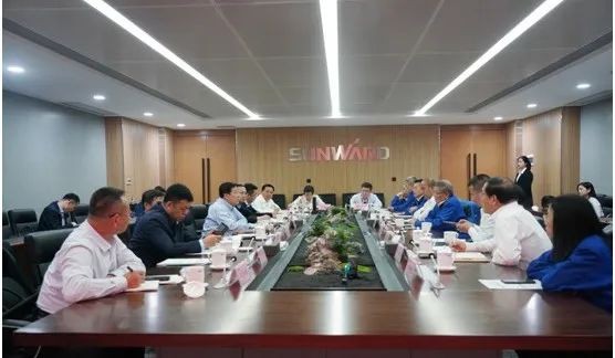 鄂尔多斯市委书记牛俊雁考察江南游戏智能