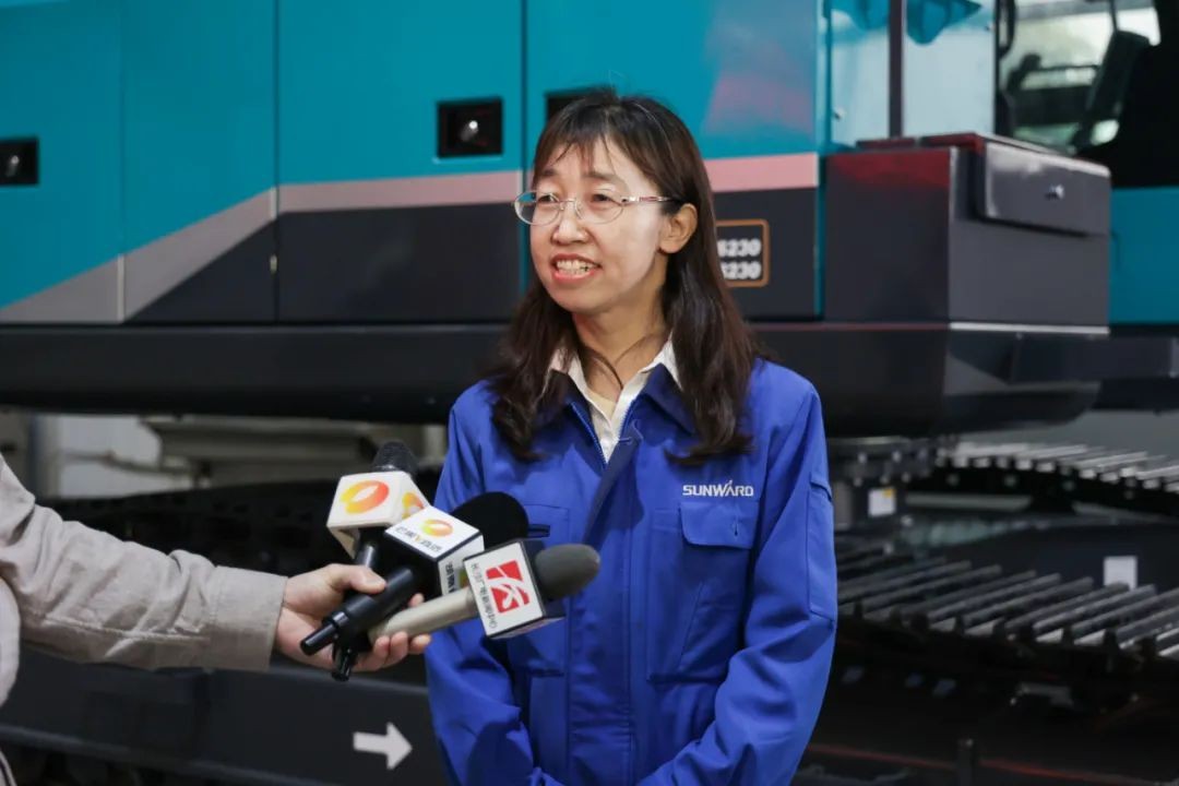 全国首台！江南游戏智能SWE240FED电动智能挖掘机下线