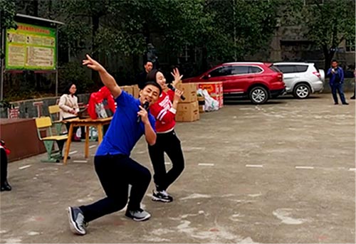 践行雷锋精神捐建“江南游戏梦图书馆”