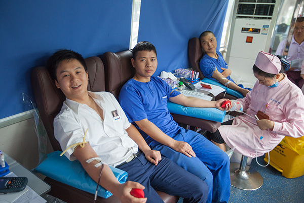 江南游戏智能百余员工 冒雨争相献血