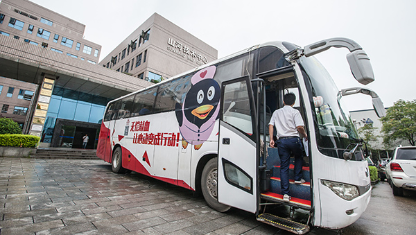 江南游戏智能百余员工 冒雨争相献血