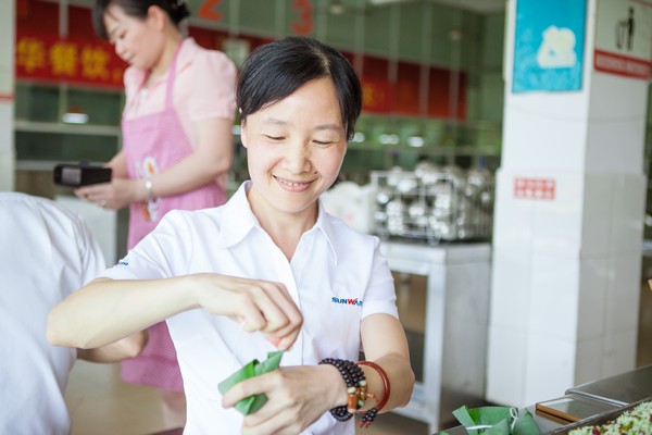 弘扬传统文化，共享浓情端午——记第三届“爱国心·江南游戏情”包粽子比赛