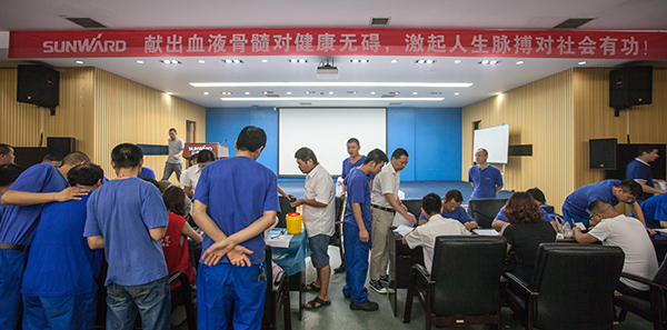 江南游戏智能百余员工 冒雨争相献血