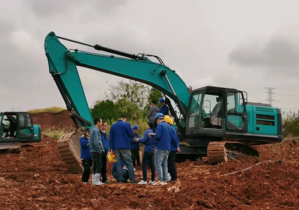 一起来“找茬”！10位“超级体验官”试驾江南游戏智能最新“F系列”挖掘机