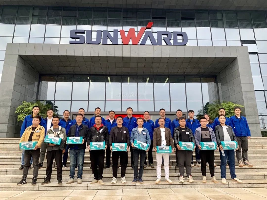 一起来“找茬”！10位“超级体验官”试驾江南游戏智能最新“F系列”挖掘机