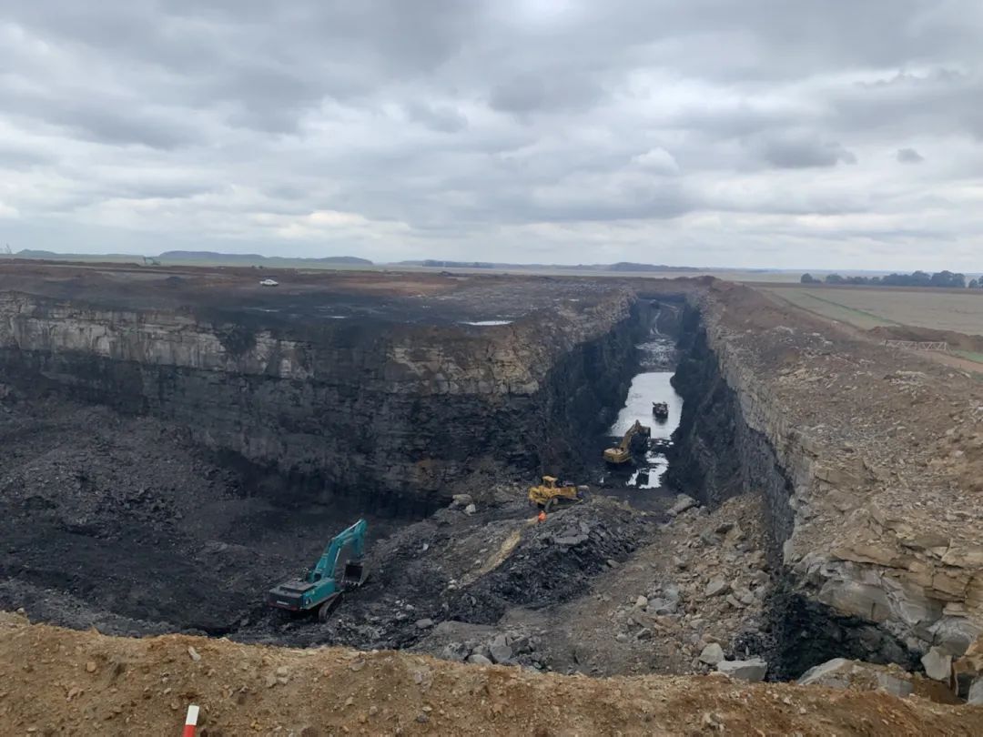 挑战矿山难题！江南游戏智能95吨级矿用挖掘机成功进入非洲市场