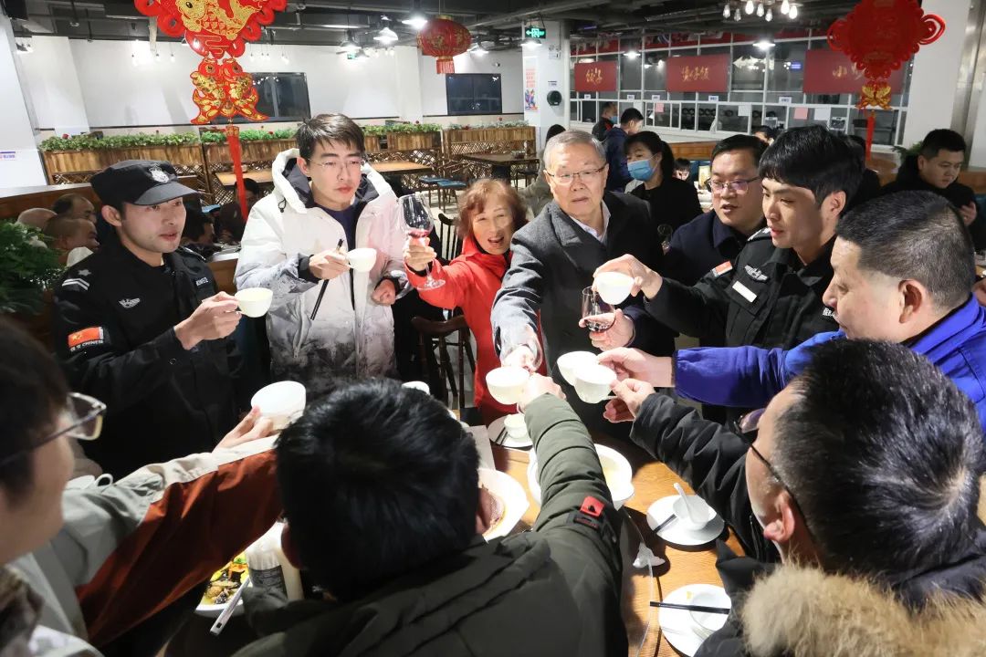 江南游戏智能董事长何清华与留厂员工一起过大年!