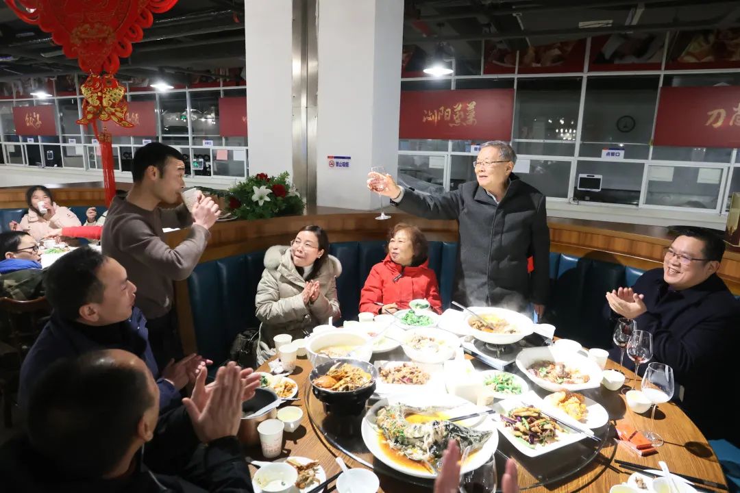 江南游戏智能董事长何清华与留厂员工一起过大年!