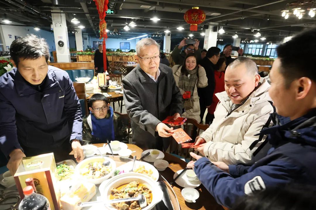 江南游戏智能董事长何清华与留厂员工一起过大年!
