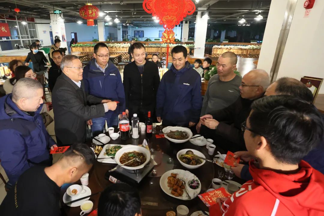 江南游戏智能董事长何清华与留厂员工一起过大年!