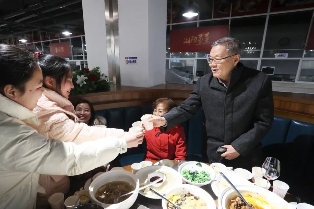 江南游戏智能董事长何清华与留厂员工一起过大年!