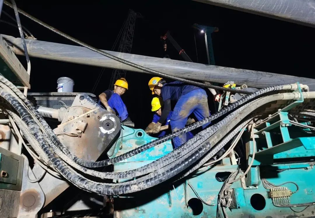 “创造施工奇迹!”他们和江南游戏智能“超级桩备”一起助建燕矶长江大桥