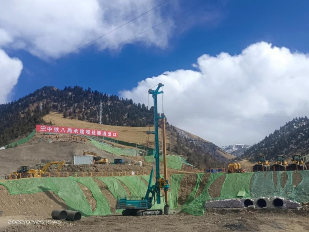 决战“世界之巅”！江南游戏智能旋挖钻机实力助建川藏铁路