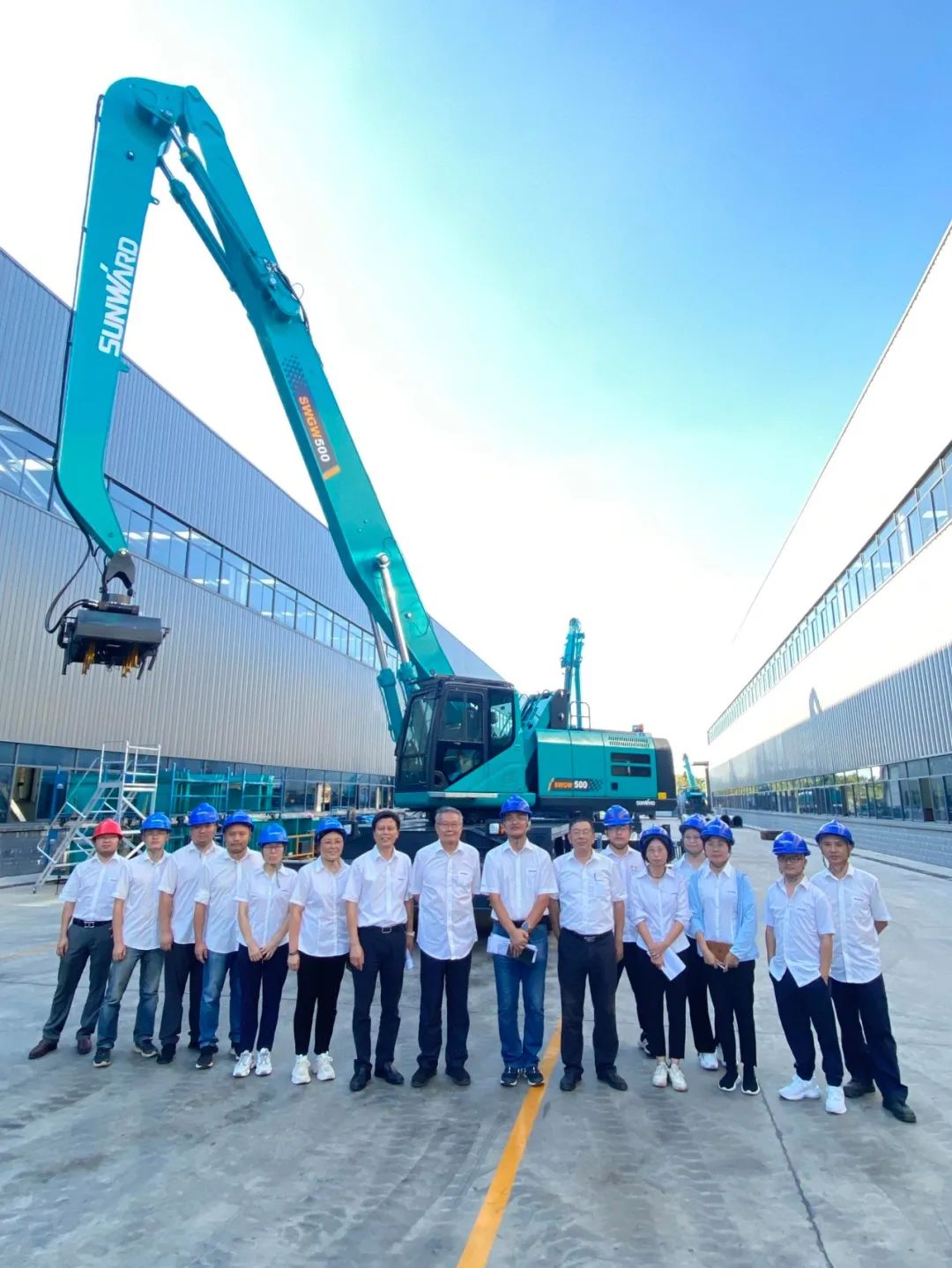 作业幅度达18米，江南游戏智能首台轮式抓料机成功下线