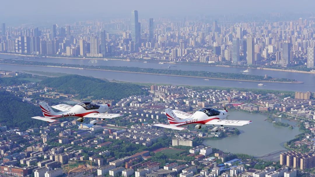 湖南省委常委、常务副省长李殿勋一行考察调研江南游戏科技