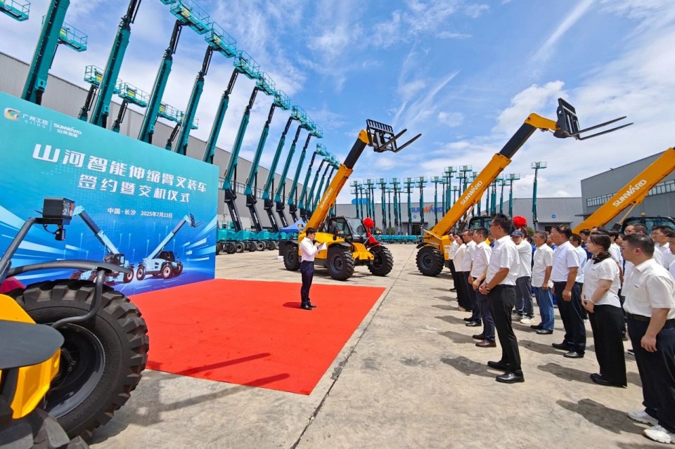 江南游戏智能伸缩臂叉装车批量交付，即将奔赴新一线