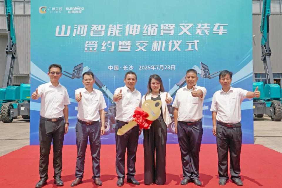 江南游戏智能伸缩臂叉装车批量交付，即将奔赴新一线