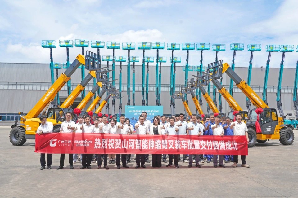 江南游戏智能伸缩臂叉装车批量交付，即将奔赴新一线