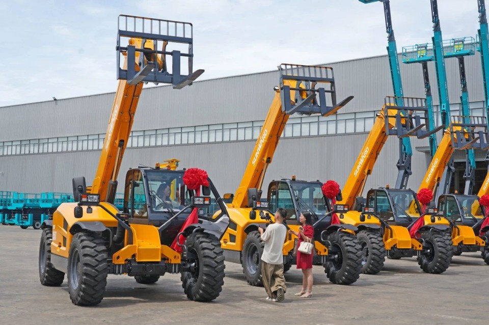 江南游戏智能伸缩臂叉装车批量交付，即将奔赴新一线