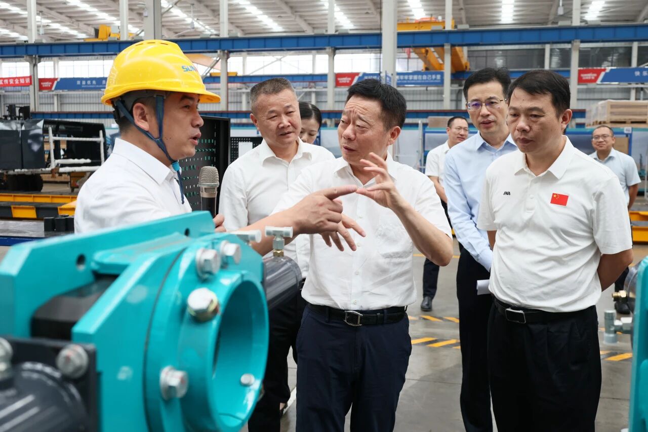 湖南省政协副主席、省工程机械产业链链长何寄华调研江南游戏智能