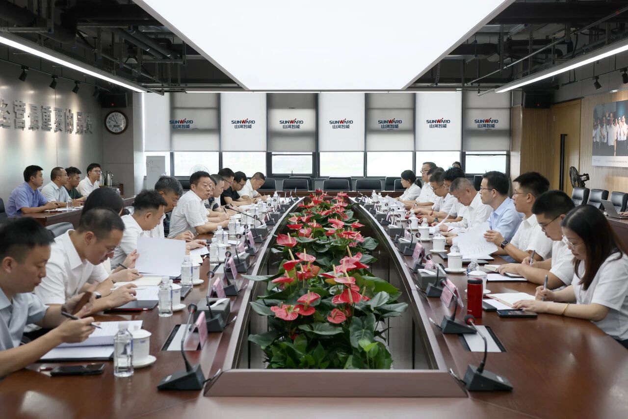 湖南省政协副主席、省工程机械产业链链长何寄华调研江南游戏智能